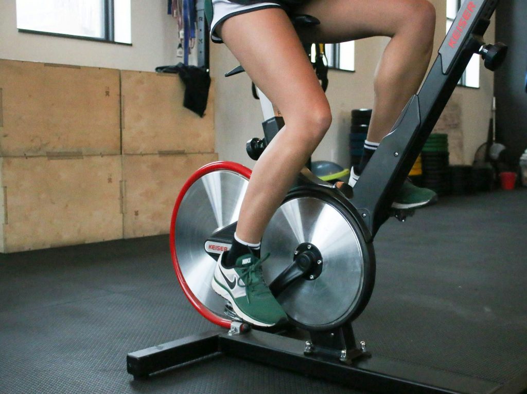 WHAT MUSCLES DOES A STATIONARY BIKE WORK